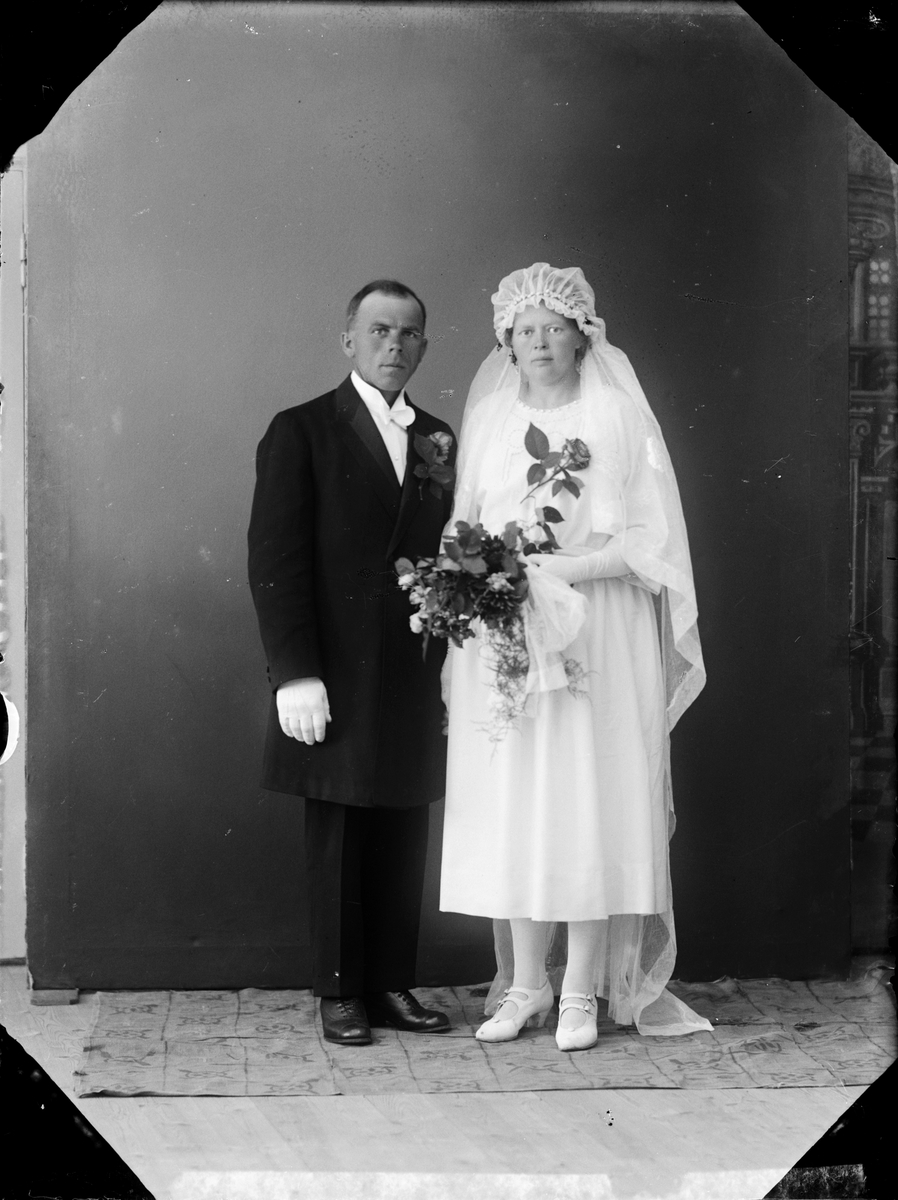 Skötsner-Edhlund, Brudparet Almlöf från Öregrund, Uppland 1923