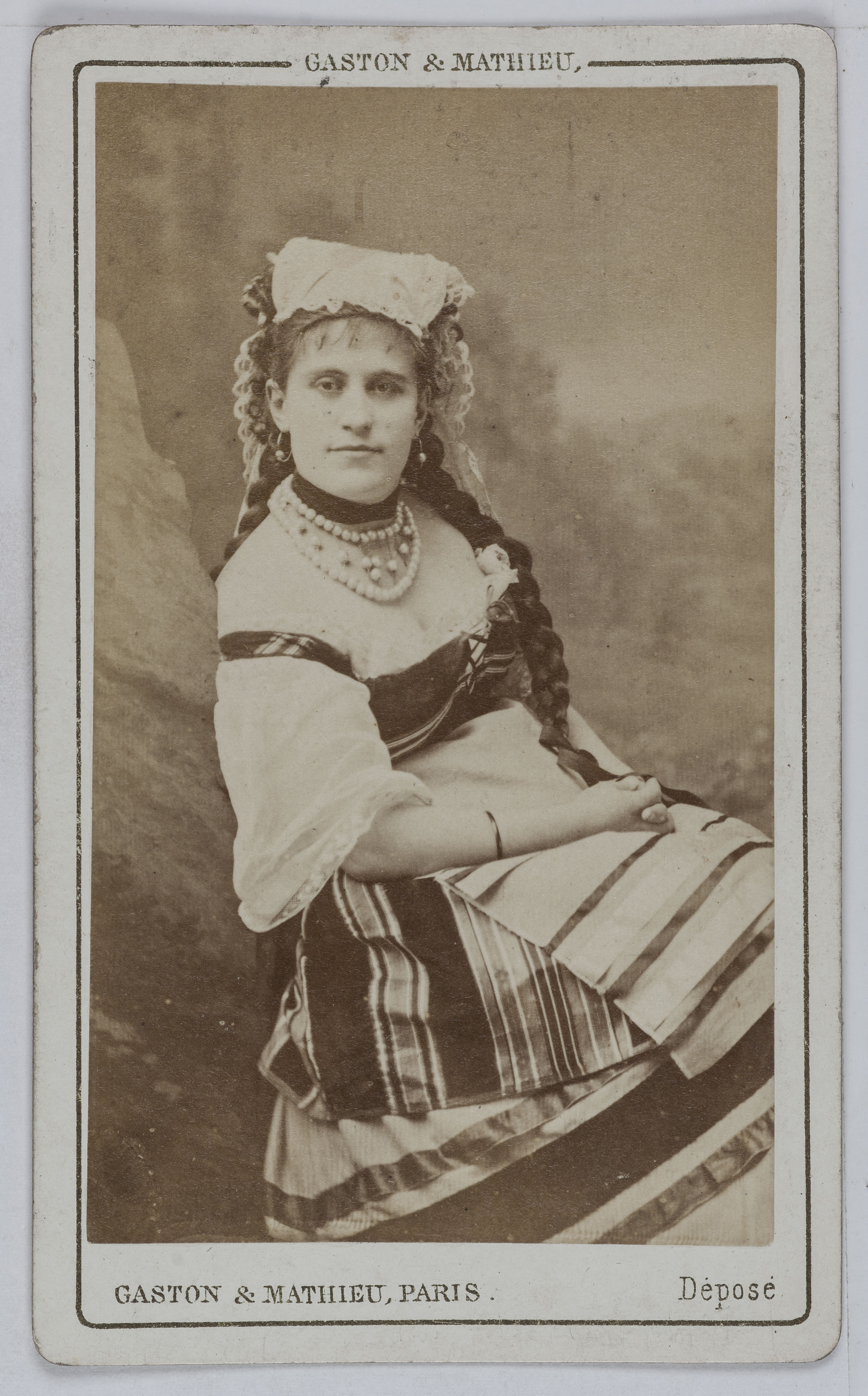 Gaston & Mathieu, Portrait de Léopoldine Rivière, actrice au Théâtre des Variétés en 1870 et au Théâtre de Bruxelles entre 1872 et 1882.