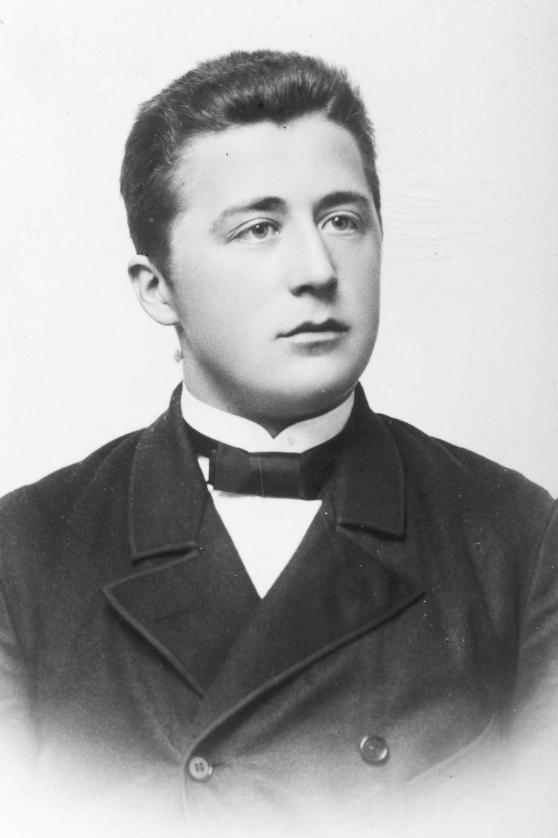 Ukjent, Kjøpmann Johan Skogsrud f. 06. 10. 1871-d. 02. 07. 1930. Foto fra 1901. Drev landhandel i Furulund på Tangen. Flere opplysninger se boka "Handelssteder i Stange" skrevet av Jan Arne Berg, utgitt av Stange Historielag 2012