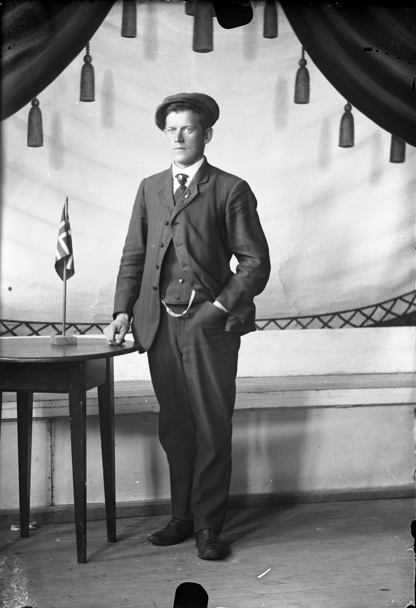 Oscar Holte, Portrett av mann
