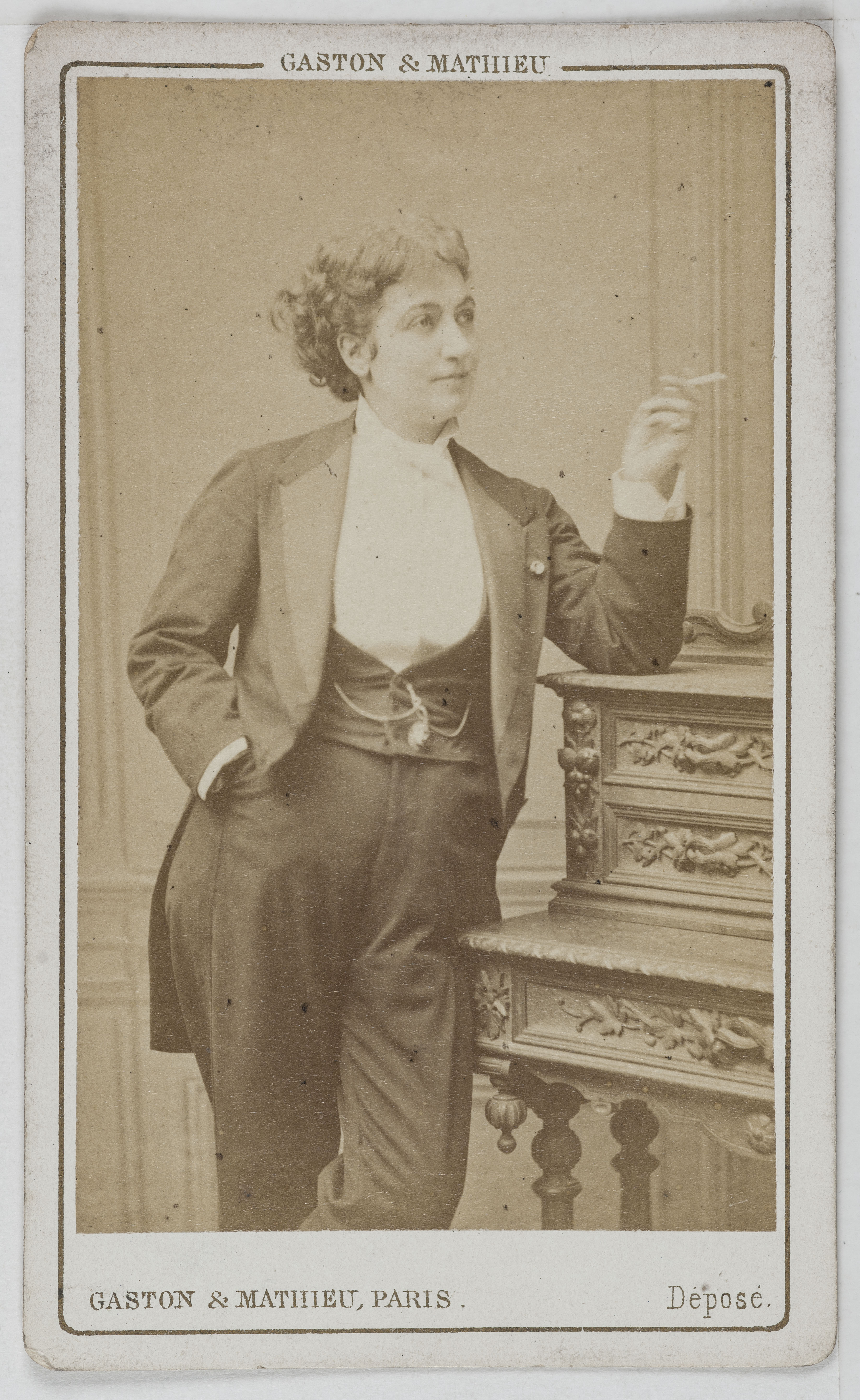 Mathieu & Cie Gaston, Portrait de Georgette Viguier, dite Georgette Olivier, actrice de théâtre entre 1857 et 1875, en costume d'homme.