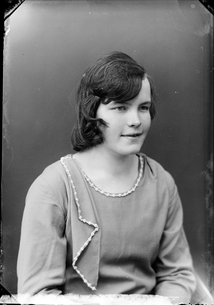 Skötsner-Edhlund, Ateljé Portrait - Ellen Mattsson from Kelinge, Valö parish, Uppland 1930