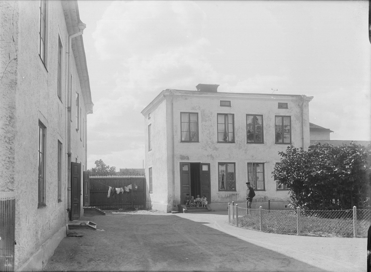 Alfred Dahlgren, Gårdsinteriör, Timmermansgatan 5, kvarteret Blenda, Svartbäcken, Uppsala 1908