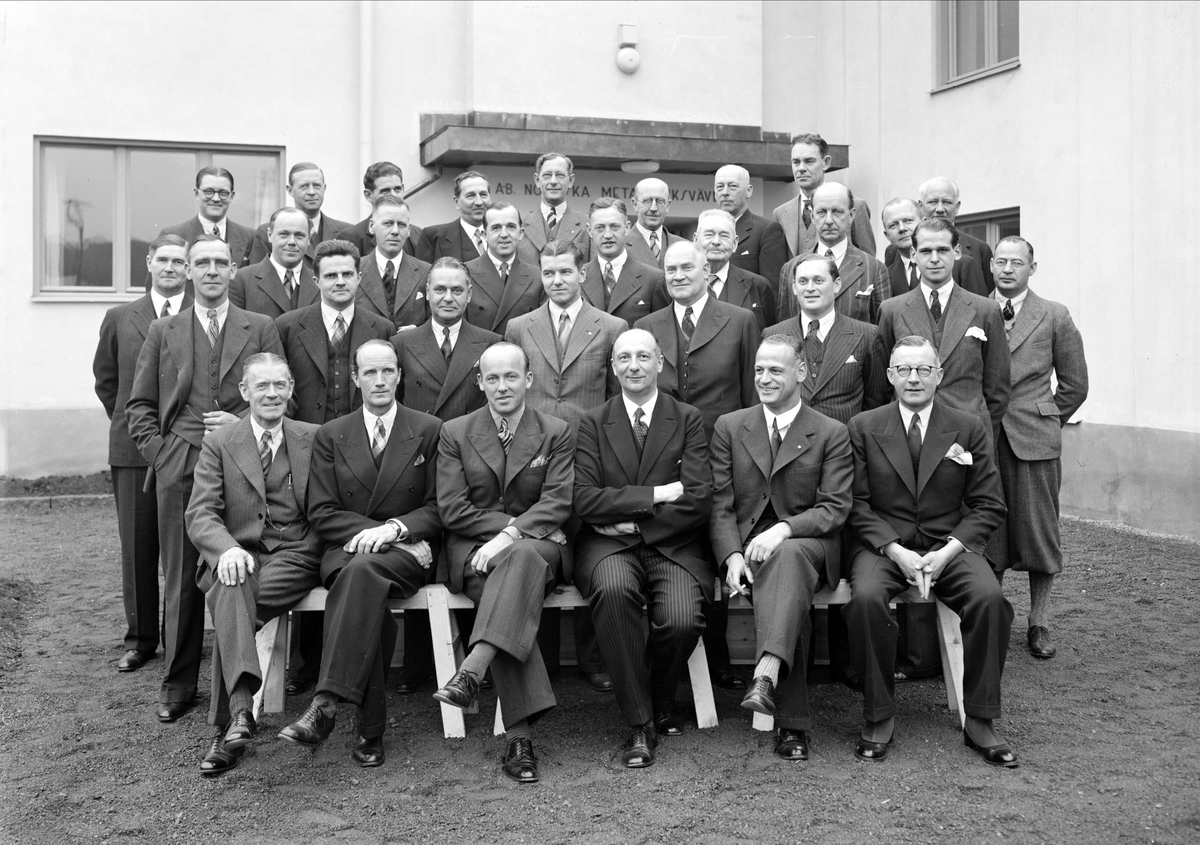 Paul Sandberg, Grupporträtt - utanför huvudentrén till AB Nordiska Metallduksväveriet, kvarteret Spolen, Kungsängen, Uppsala 1937