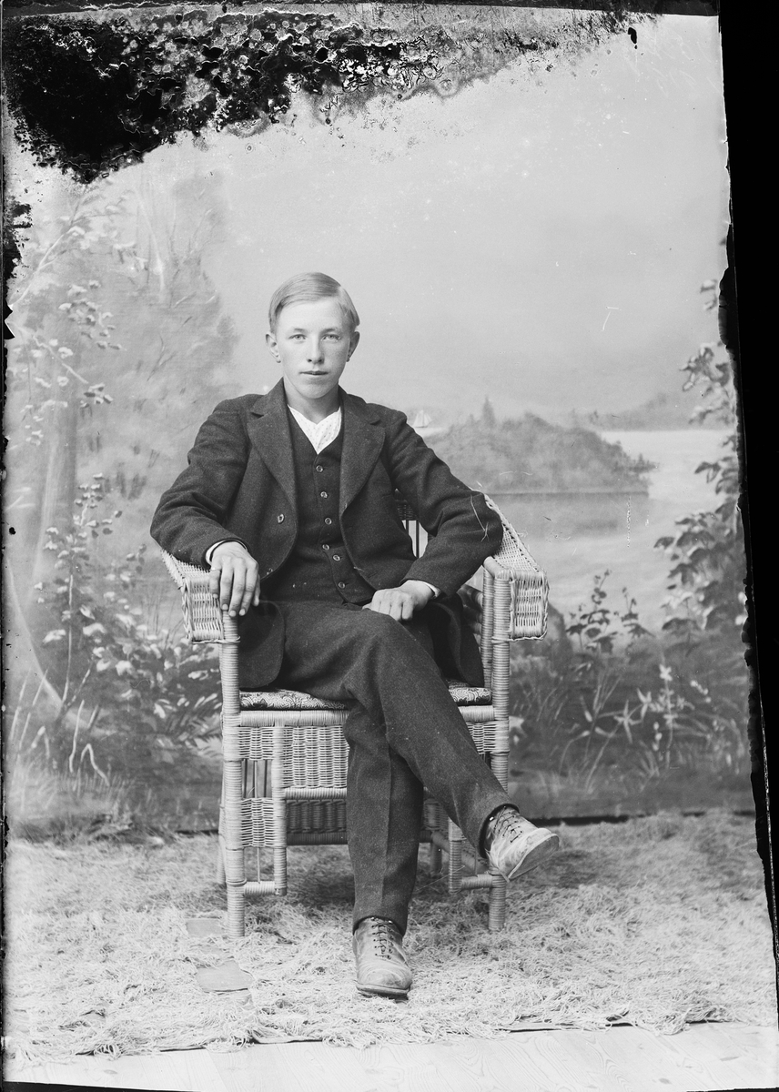 Skötsner-Edhlund, Ateljéporträtt - pojke, Östhammar, Uppland