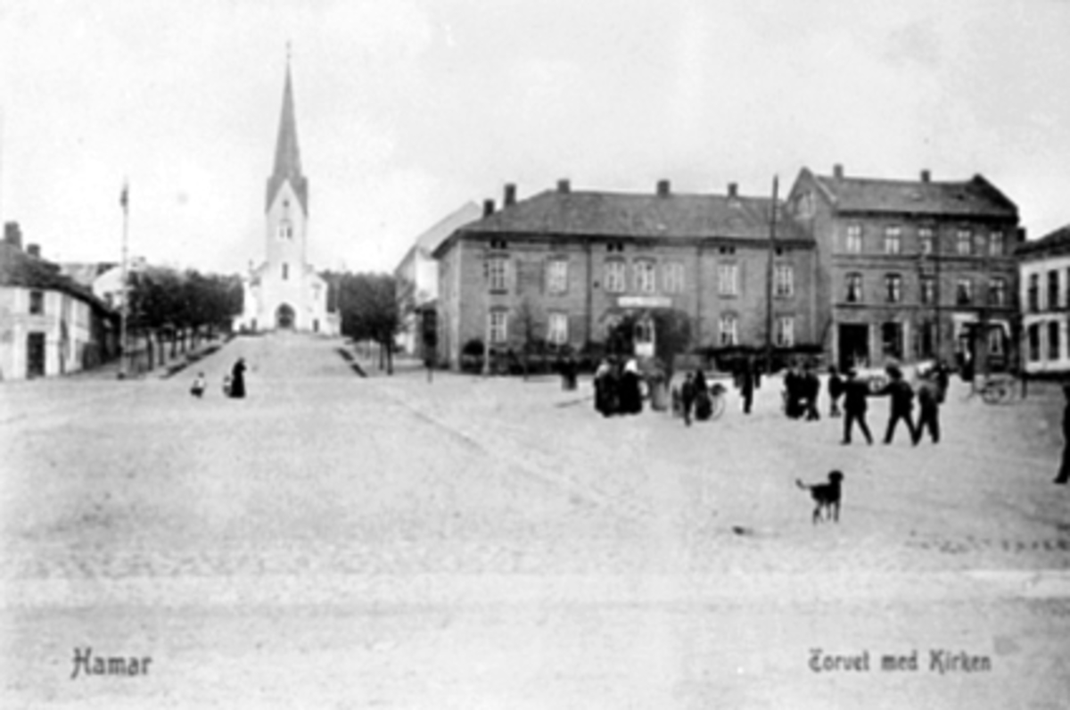 Anno Domkirkeodden, OVERSIKT STORTORGET MED HAMAR DOMKIRKE I BAKGRUNNEN, JØNSRUDGÅRDEN, ROYALGÅRDEN, TORGHANDEL, KJERRER, FOLK