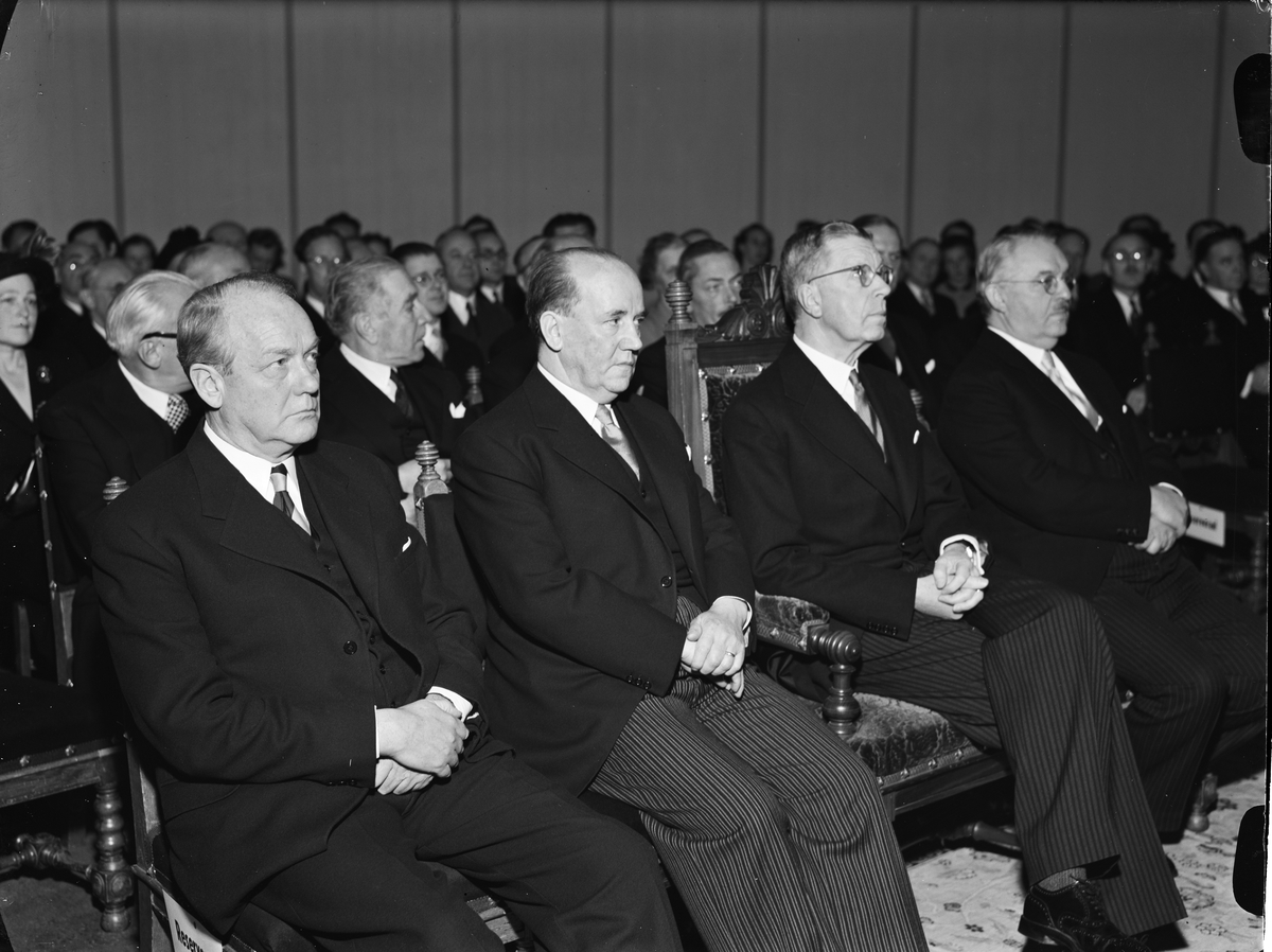 Paul Sandberg, "Cyklotronen mäktigt vetenskapligt instrument. Stora hyllningar för prof. Svedberg vid invigningen" av Gustaf Werners institut för kärnkemi, Uppsala december 1949