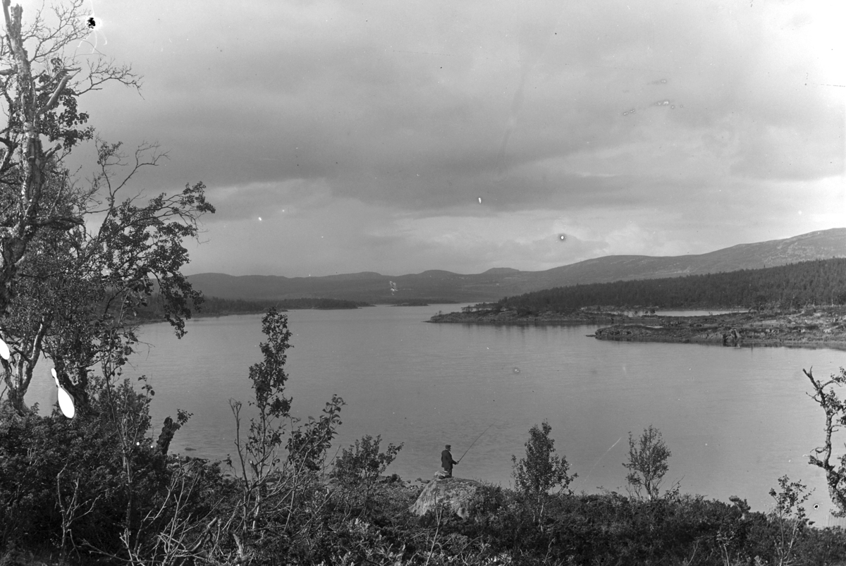 Ole Hansen Løken, UKJENT LANDSKAP, FJELLVANN, FISKER.