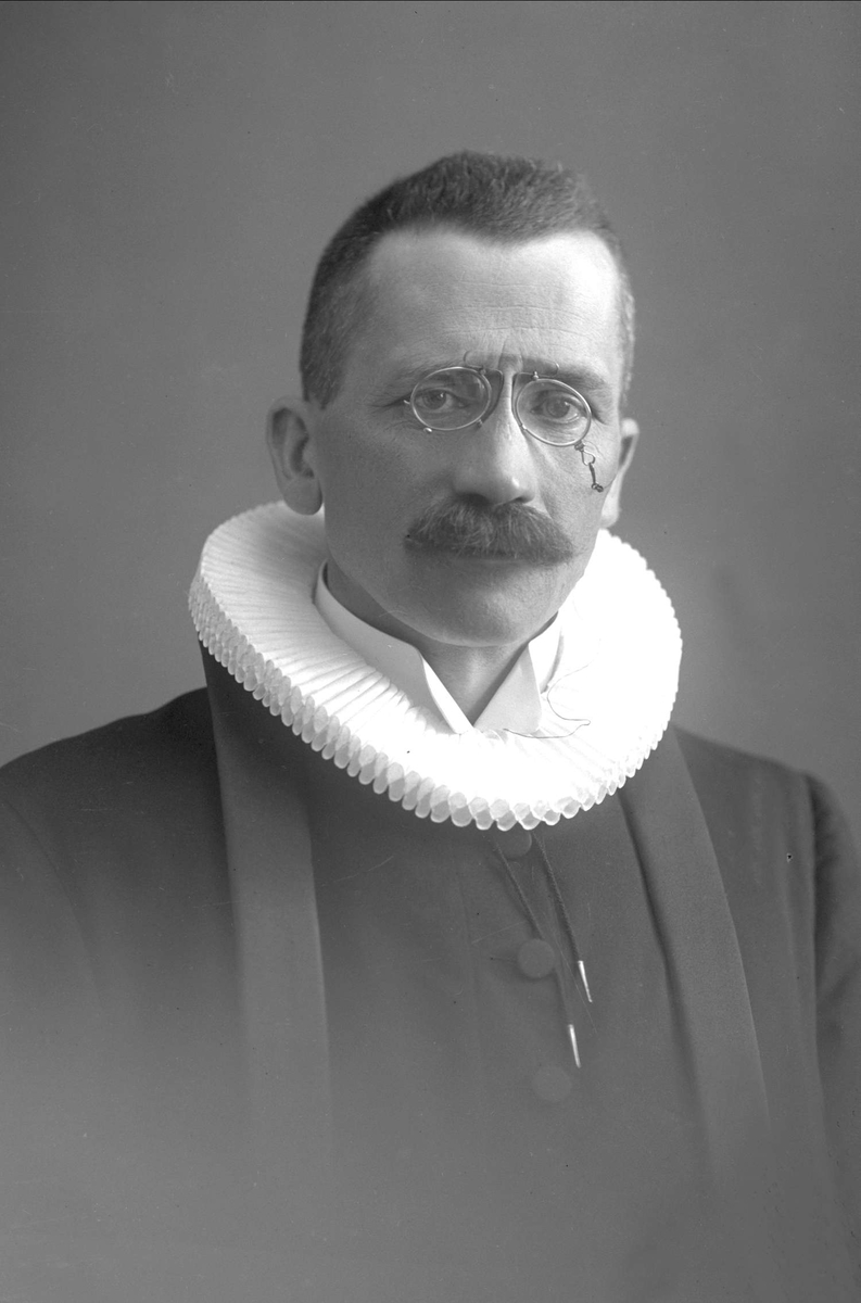 Gustav Borgen, Portrett, prest i drakt. Pastor Lund, Ålesund.