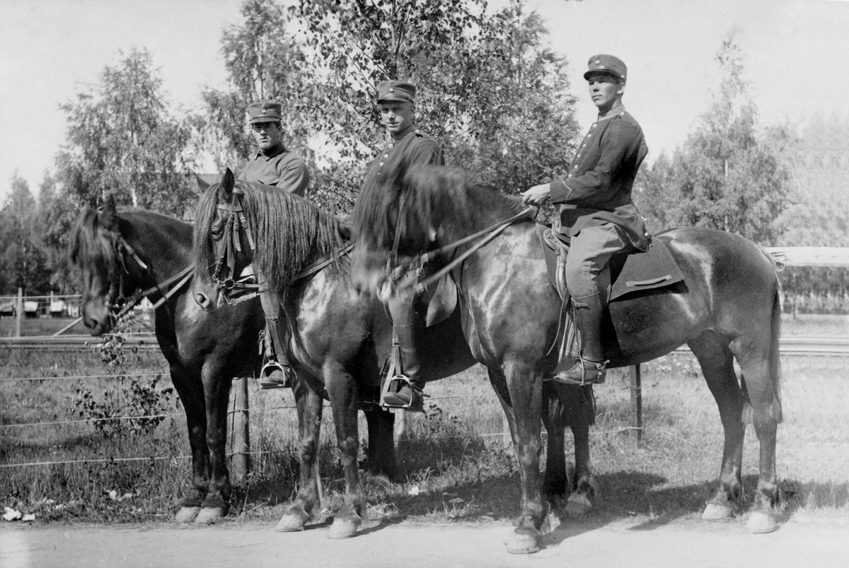 Anno Domkirkeodden, GRUPPE: 3 SOLDATER TIL HEST MED UNIFORM, TIL HØYRE: HERMAN BERGER, (LØTEN)
