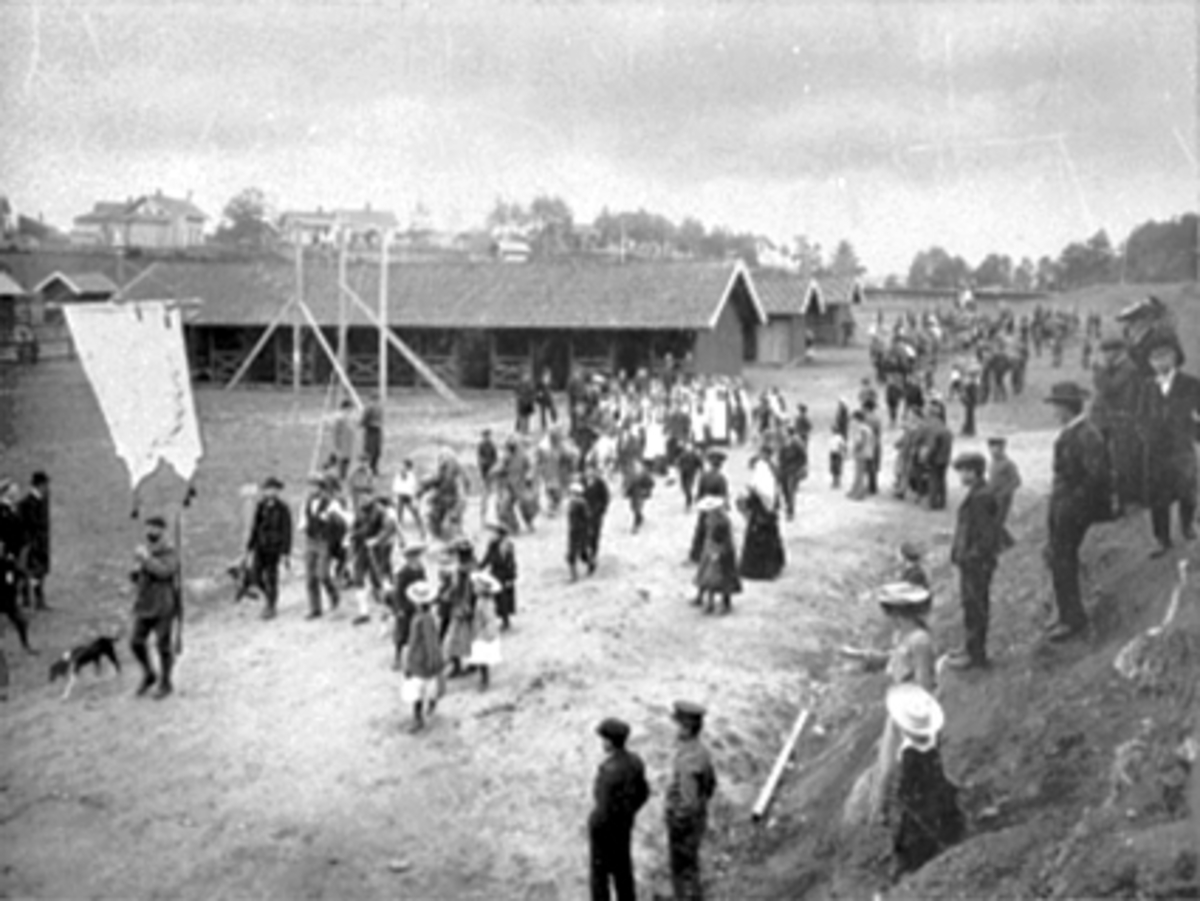 Anno Domkirkeodden, OPPTOG, INNLEDET DET STORE IDRETTSMARKED 25/08-1904 PÅ UTSTILLINGSPLASSEN, SKYTTERN OG, JEGERNE MARSJERER, DERETTER KOMMER TROLL OG VAKRE SETERJENTER
