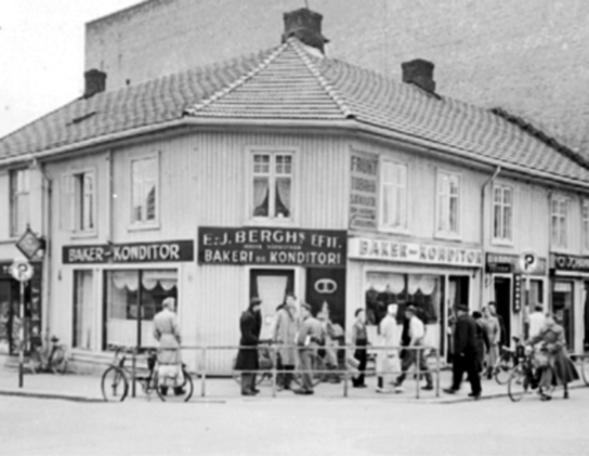 Anno Domkirkeodden, EKSTERIØR BERGH - HJØRNET, VANGSVEGEN - GRØNNEGATA 34, BAKER OG KONDITOR E. J. BERGHS EFTERFØLGER, FORAN FRA VENSTRE: OLAF HAAVIND, STEINAR SIMENSEN, JAN ENGH, WILLY RUUDSE: NORMANN NO-46057