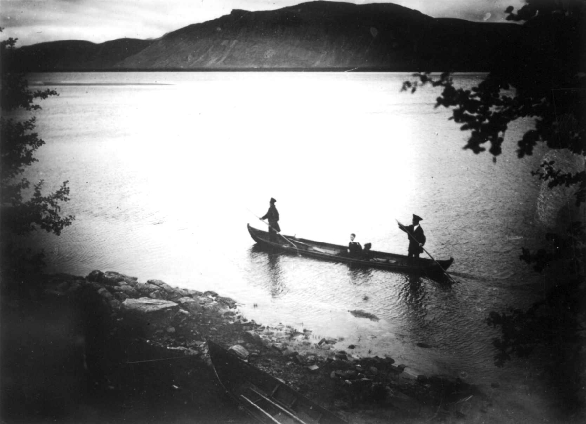 Ellisif Rannveig Wessel, To personer staker seg frem i elvebåt, forbi Langnes, Tana, Finnmark, antatt 1900-10.