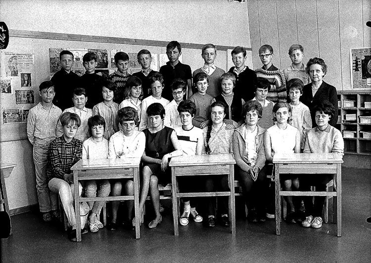 Sven Lindskog, Vasaskolan, klassrumsinteriör, 28 skolbarn med lärarinna fru Lisa Dahlstedt. Klass 6B, sal 7.