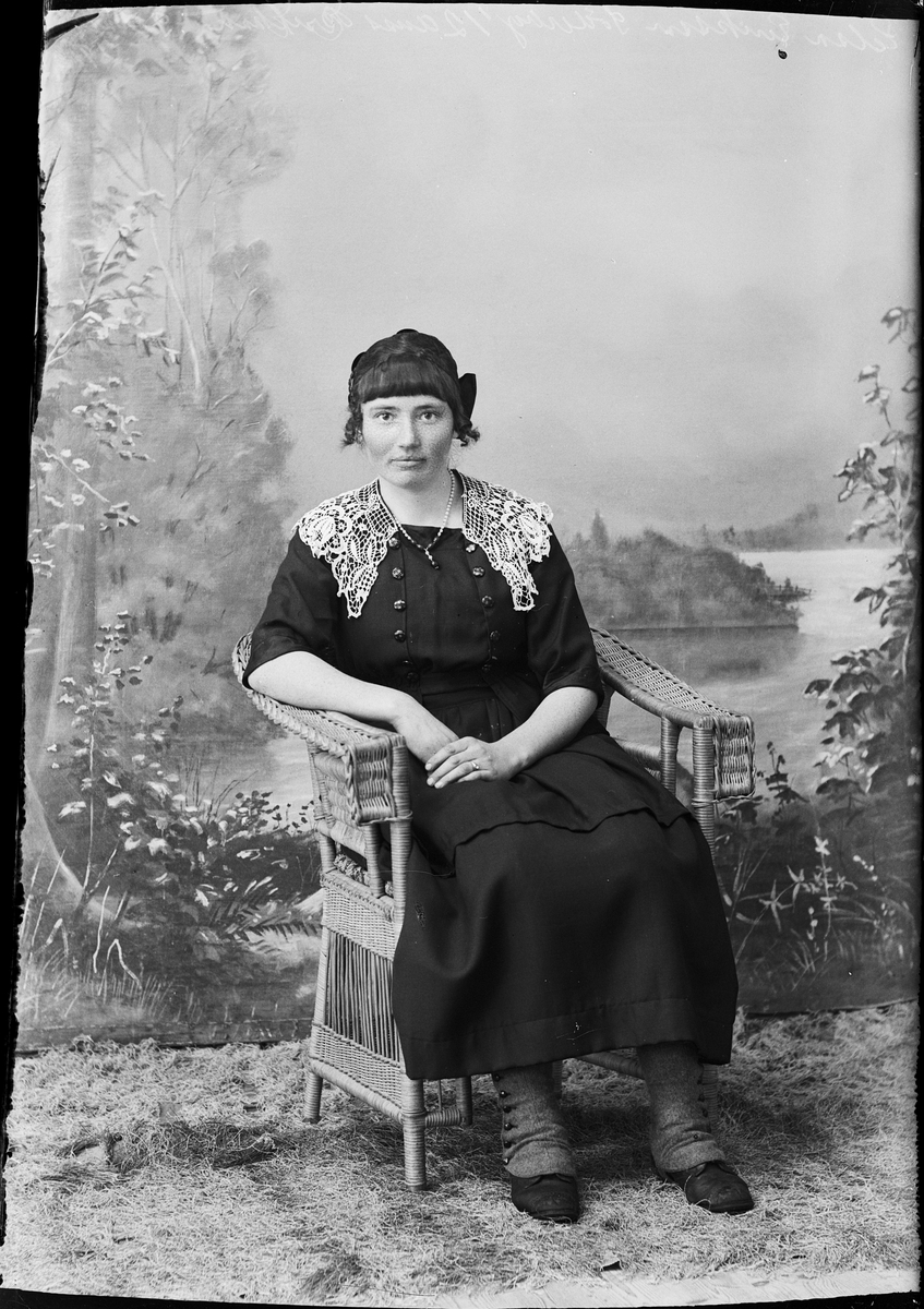Skötsner-Edhlund, Ateljéporträtt - Elsa Eriksson från Söderby, Östhammar, Uppland