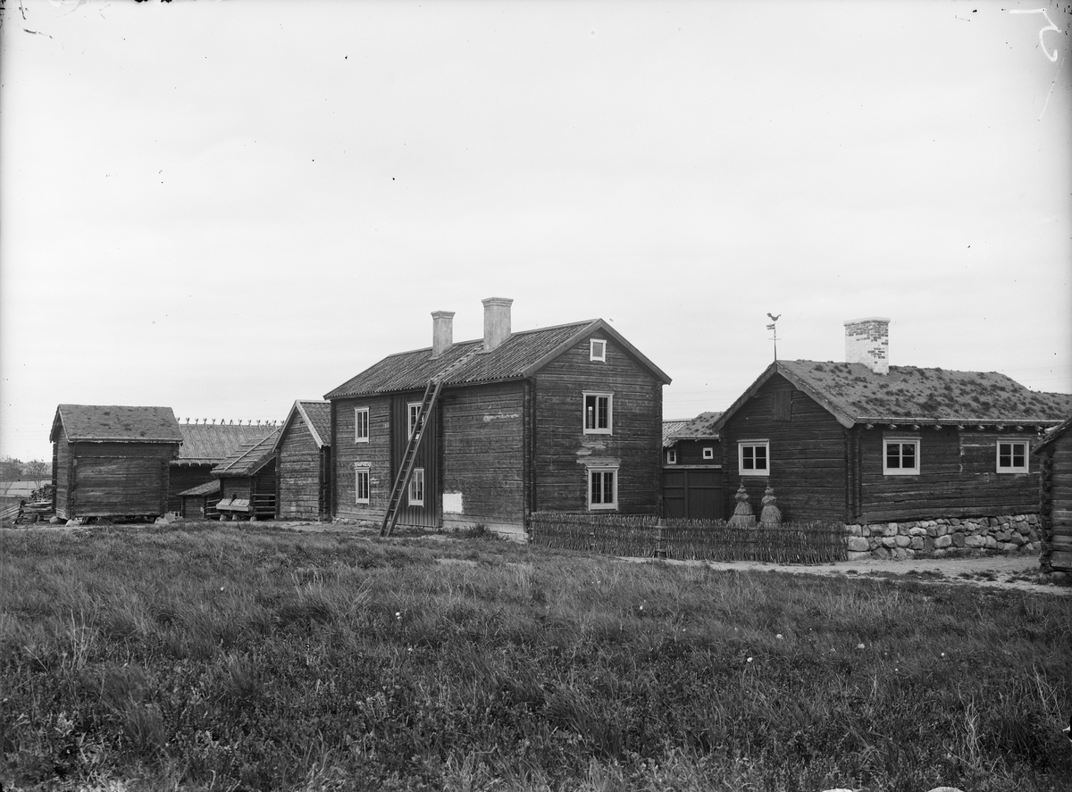 Paul Sandberg, The border yard with Nyvlastugan at the open-air museum Disagården, Old Uppsala, Uppland, 1930