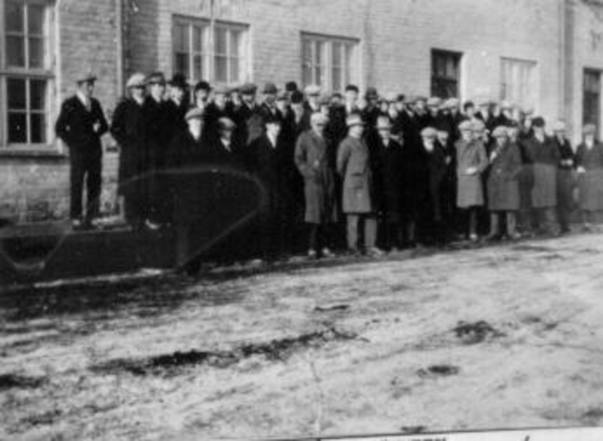 Anno Domkirkeodden, Avgangsklassen 1929 på Jønsberg Landbruksskole foran Hedmark Meieri, Hamar.