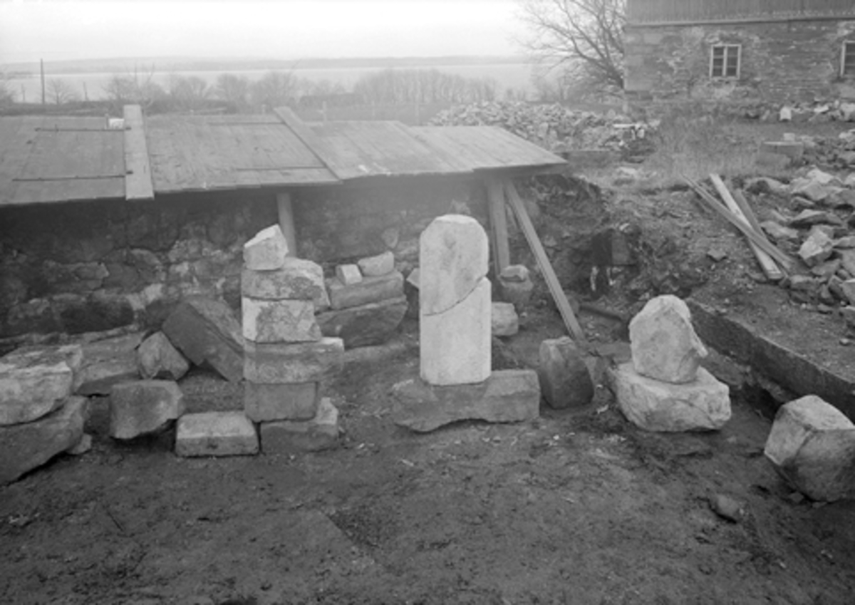 Anno Domkirkeodden, HAMAR BISPEGÅRD, HAMARKAUPANGEN, BORGGÅRDEN, STORHAMARLÅVEN, DOMKIRKEODDEN, ARKEOLOGI, BYGNINGSSTEIN, GERHARD FISCHER, FOTO NORMANN 03. 11. 1948, FOTO 37.
