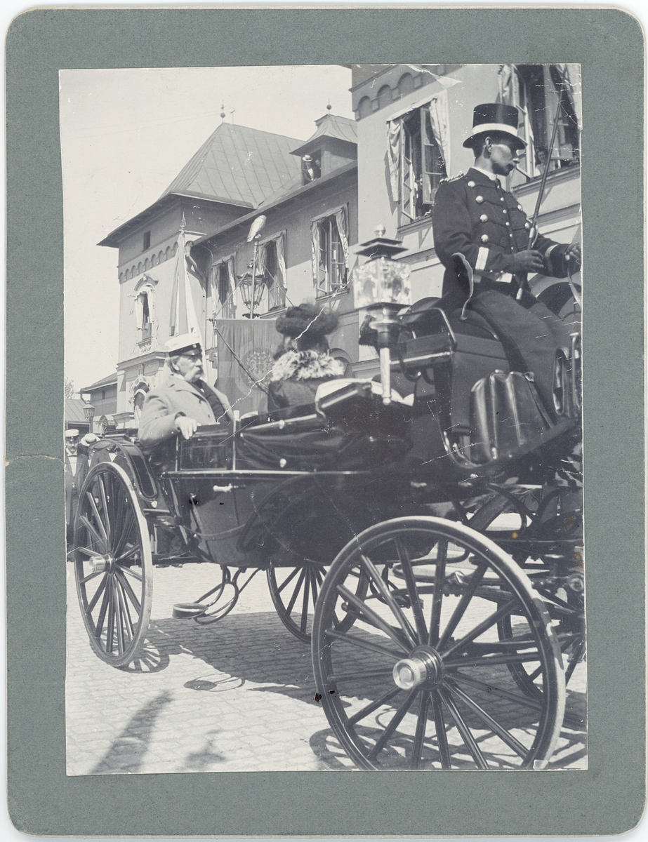 Okänd,, Gunnar Wennerberg utanför järnvägsstationen vid ankomsten till vårfesten, Uppsala 1901