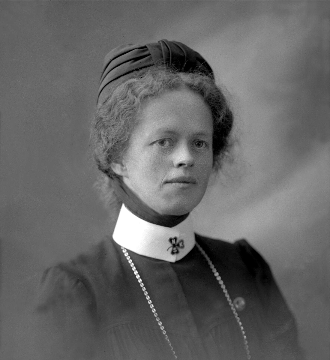 Gustav Borgen, Portrett, sykepleier i uniform. Frk Karette Rennan Stokke.