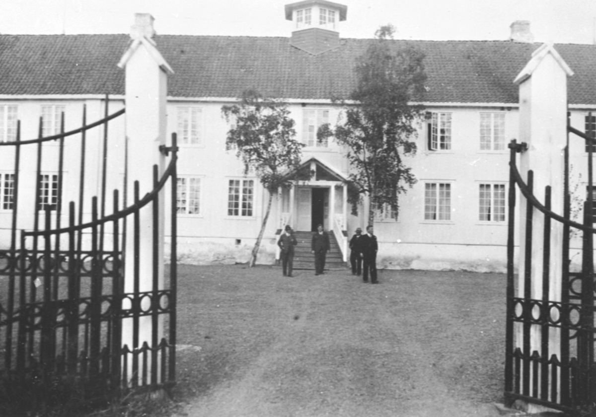 Anno Domkirkeodden, Inngangsparti på hovebygningen, Hovinsholm, Helgøya. 4 personer foran inngang.