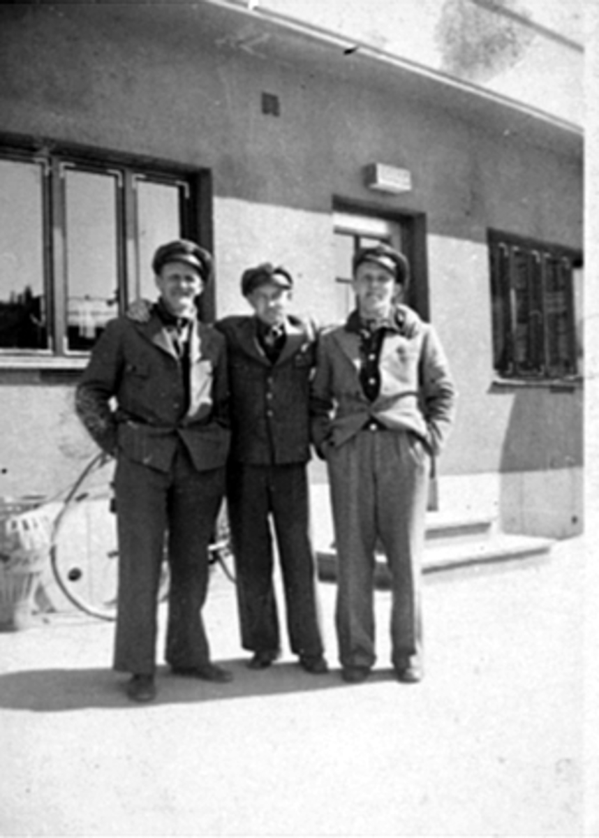Anno Domkirkeodden, GRUPPE 3 DROSJESJÅFØRER FORAN DROSJEBUA, DROSJEHOLDEPLASSEN VED RUTEBILSTASJON PÅ ØSTRE TORG, FRA VENSTRE: MARIUS BJERKE, KARL HOBERG OG GUNNAR ANDERSEN.