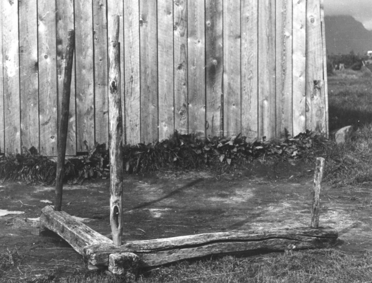 Anna Grostøl, Rennestativ til greneveving. Olderdalen eller Manndalen, Kåfjord, Troms 1947.