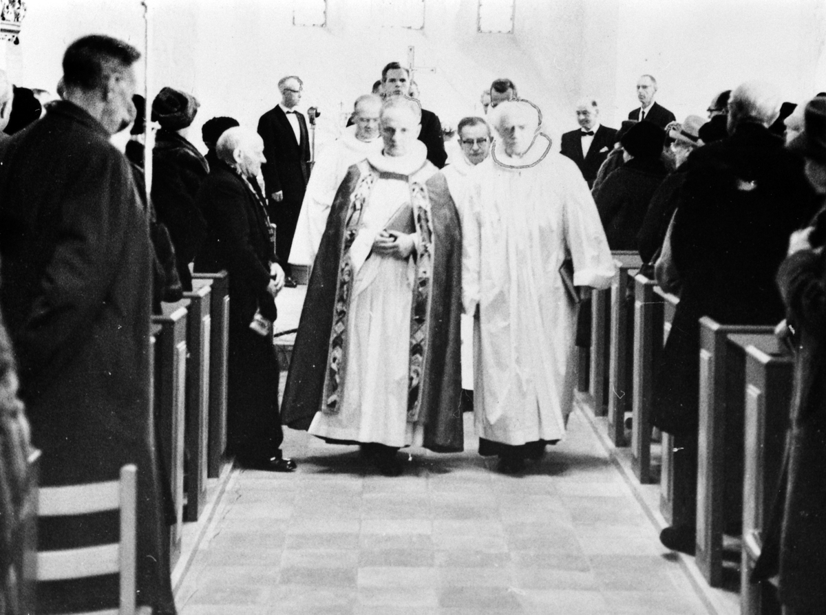 Anno Domkirkeodden, Nes kirke, Ringsaker ved gjenåpningen den 26.12 1964 etter en omfattende restaurering 1961-64. Prosesjon. Gående fra venstre er biskop Alex Johnson og prost Lange.