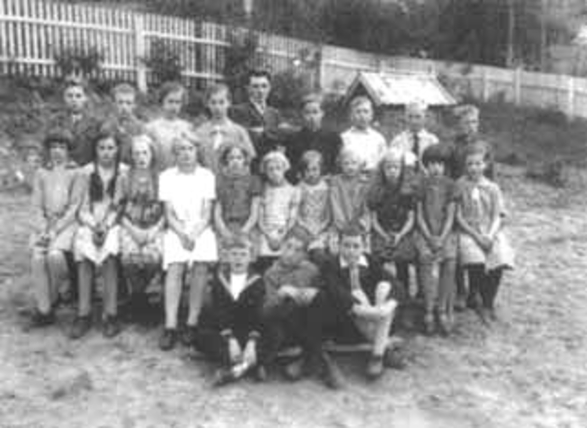 Anno Domkirkeodden, GRUPPE SKOLEELEVER, MOSTU SKOLE, LÆRER THOMAS BJØRGE