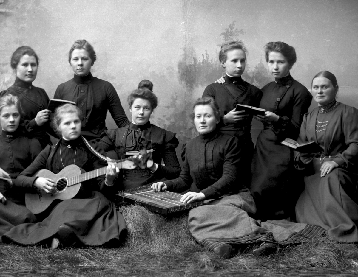 Gustav Borgen, Gruppeportrett. Ni kvinner spiller gitar og zither og synger. Louisenberg.