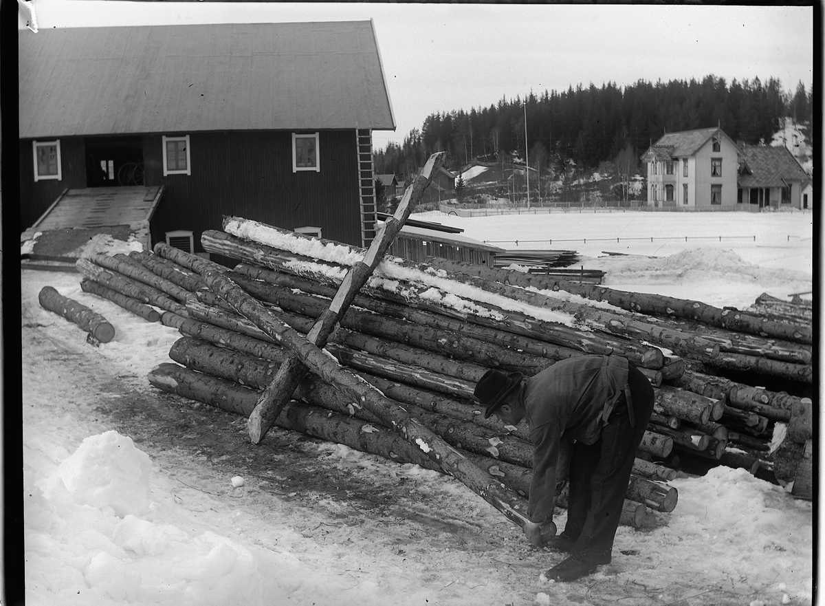 Ole Hansen Løken, SKOGBRUK, MOLVEN BRUG, UKJENT MANN STABLER TØMMER MED "KJERRING".