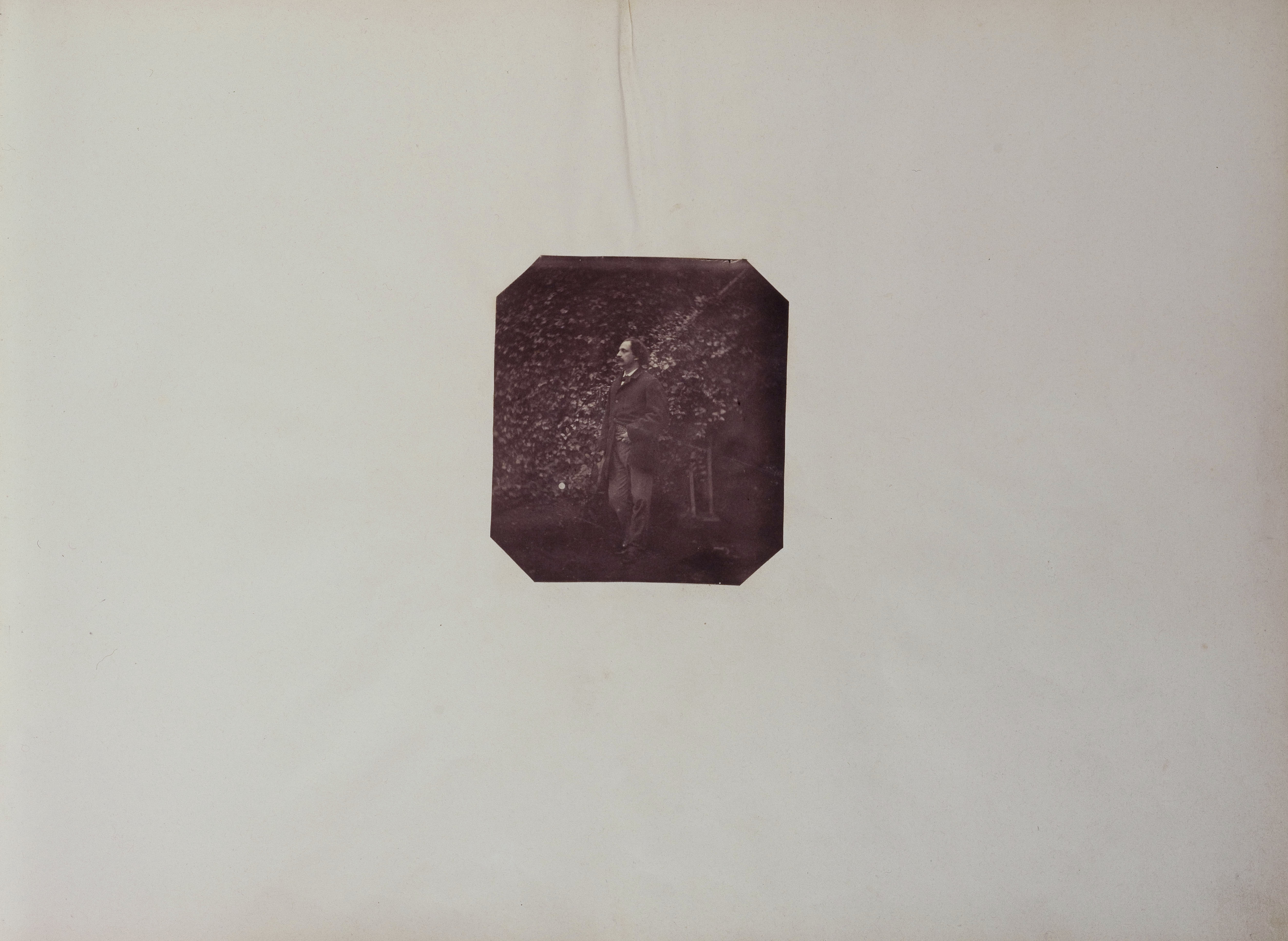 Anonyme, Charles Hugo dans le jardin de Hauteville House