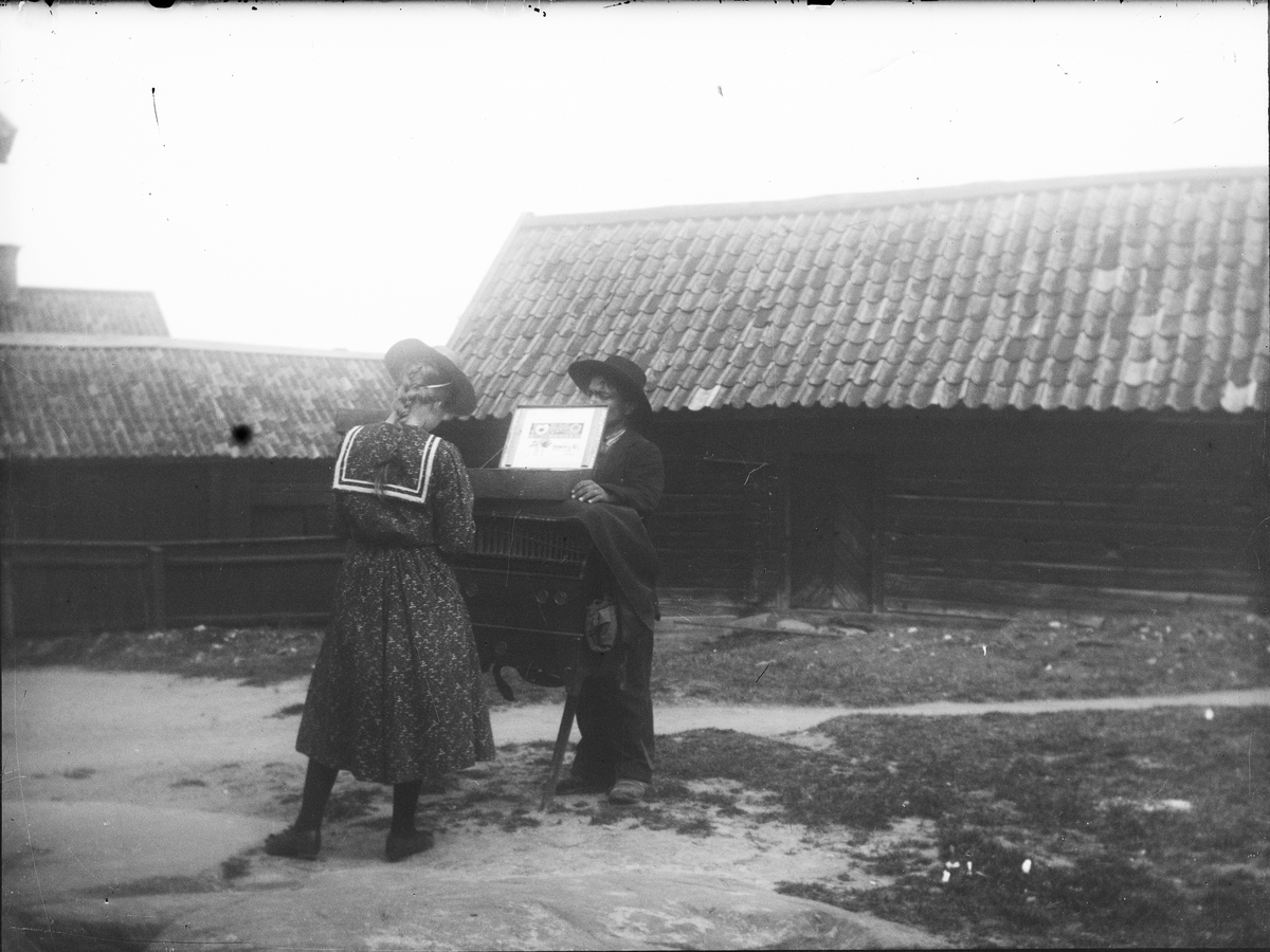 Skötsner-Edhlund, Ruth Skötsner ute på gårdsplanen med en positivspelare, Östhammar Uppland