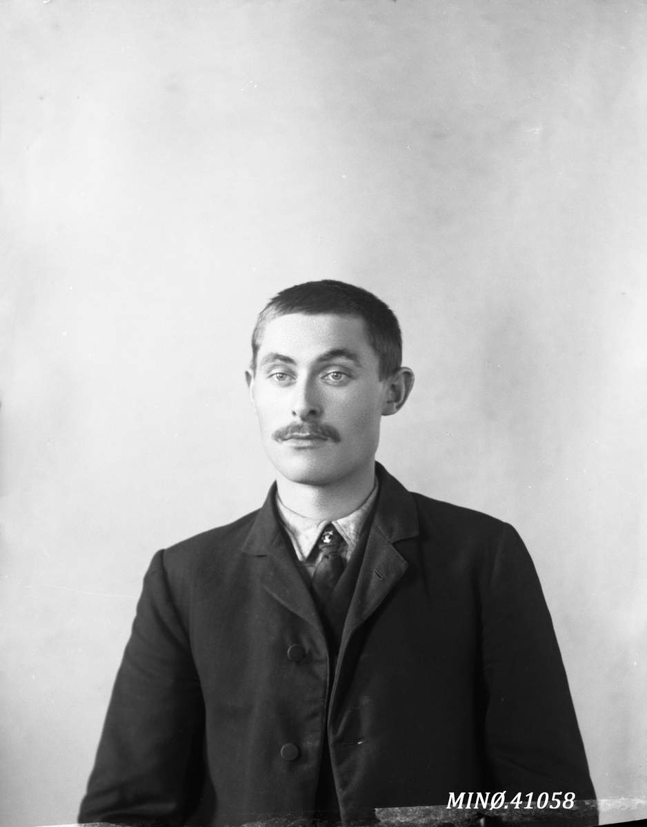 Oscar Holte, Portrett av mann - Karl Berntzen