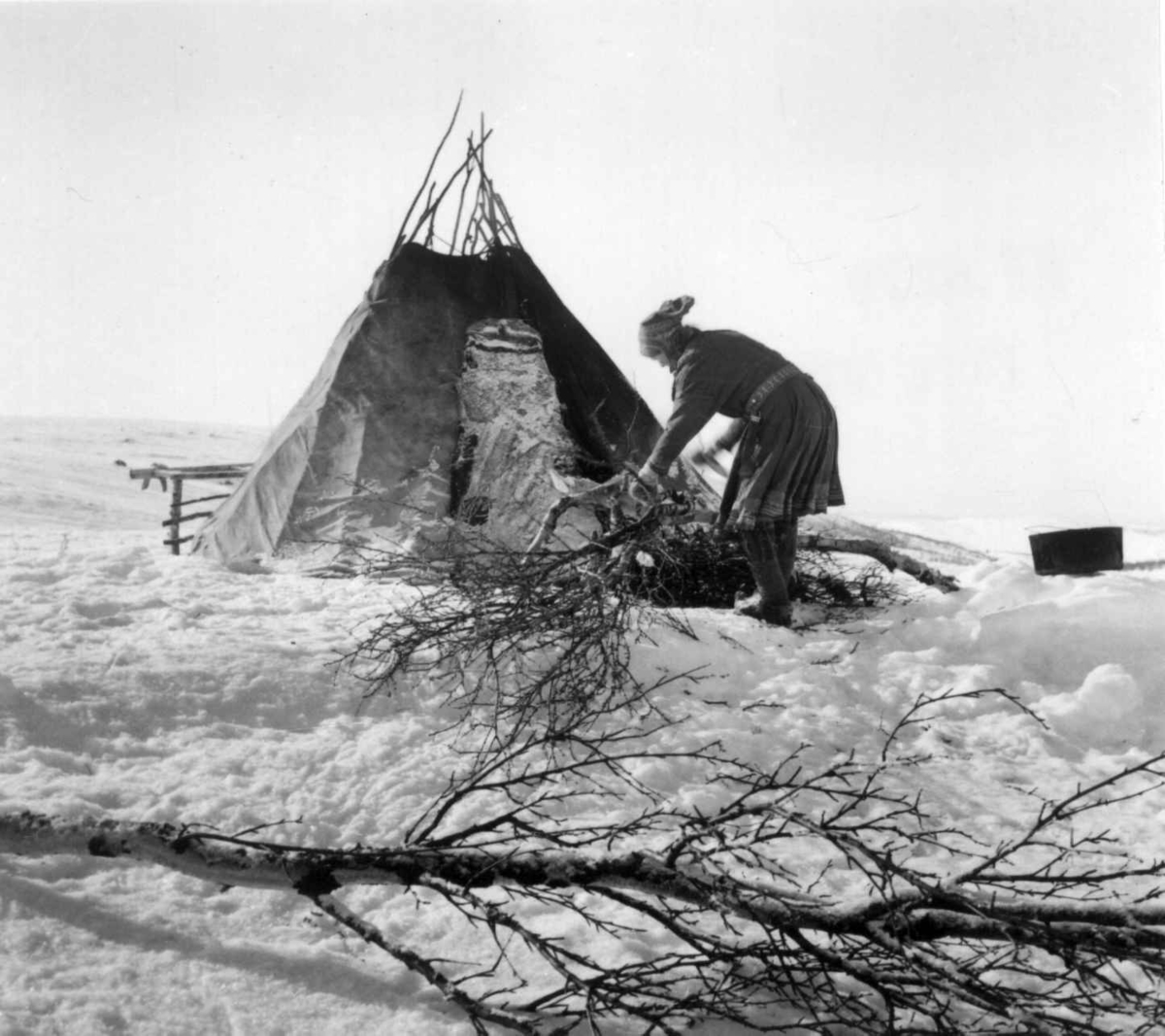 Virginia Raymond Davidson, Berit Ellen Aslak Sara sørger for ved foran teletet. Finnmarksvidda 1958.