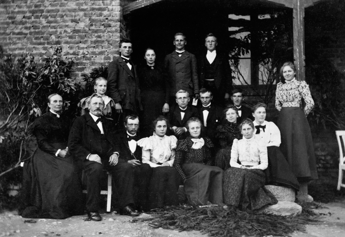 Anno Domkirkeodden, Familien Mengshoel samlet på verandaen på hovedbygningen, Mengshoel, Nes, Hedmark. Øverst fra høyre er agronom Ole Jensen Mengshoel (1873-1962), Marthe Andreasdatter Heramb (1873-1948), Even Jensen Mengshoel (1870-1913). Andre rad fra høyre er Louise Sendstad (1881-1955), agronom Aarstrand, Børre M…