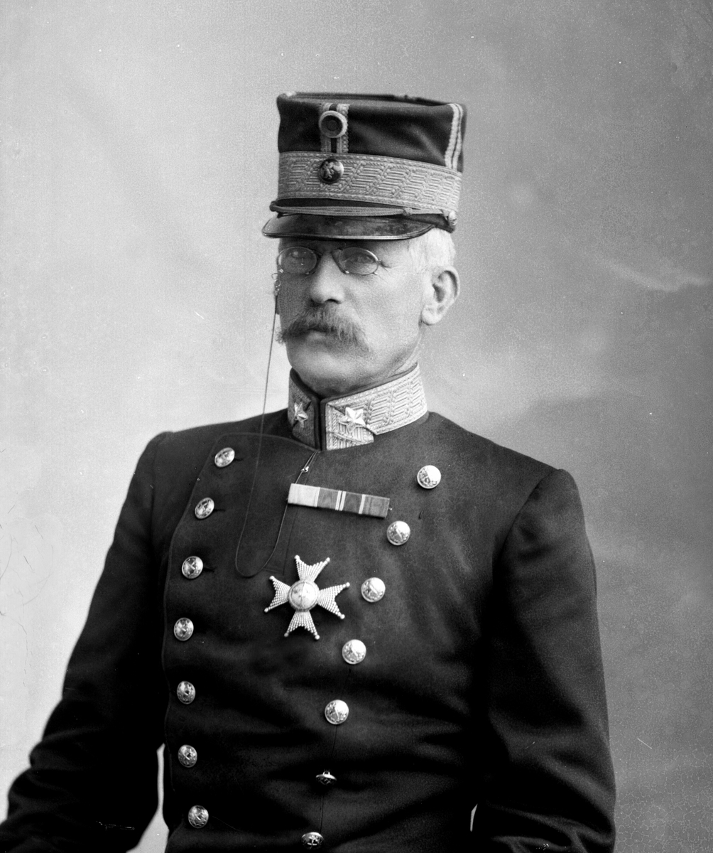 Gustav Borgen, Portrett, Trygve Olavsøn Klingenberg (1842-1932), i uniform som generalmajor som reglementert fra 1899.