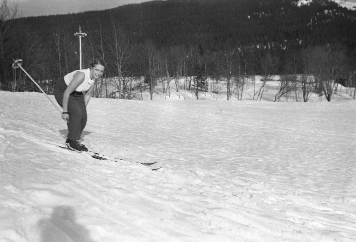 Hermann Christian Neupert, Dame på ski i Landåsen.