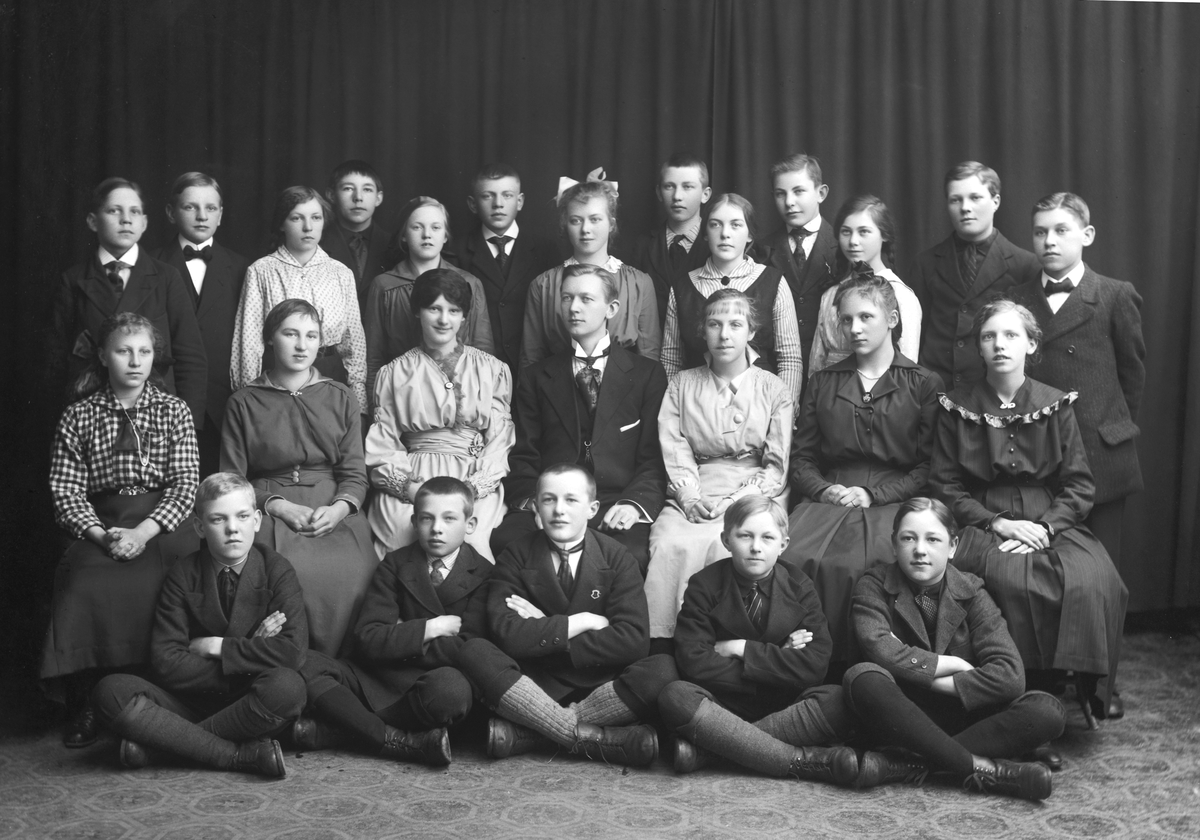 Ukjent, Metodistkirken Hamar, Juniorligaen ca 1916. Midten: Ukjent, ukjent, Edel Kraabøl, Fridtjof Fuglseth, ukjent, ukjent, Julie Jakobsen. De øvrige ukjent. Kilde: Kirkens samlinger år 2010 Redigering: Helge Arthur Nilsen, Menighetshistoriker
