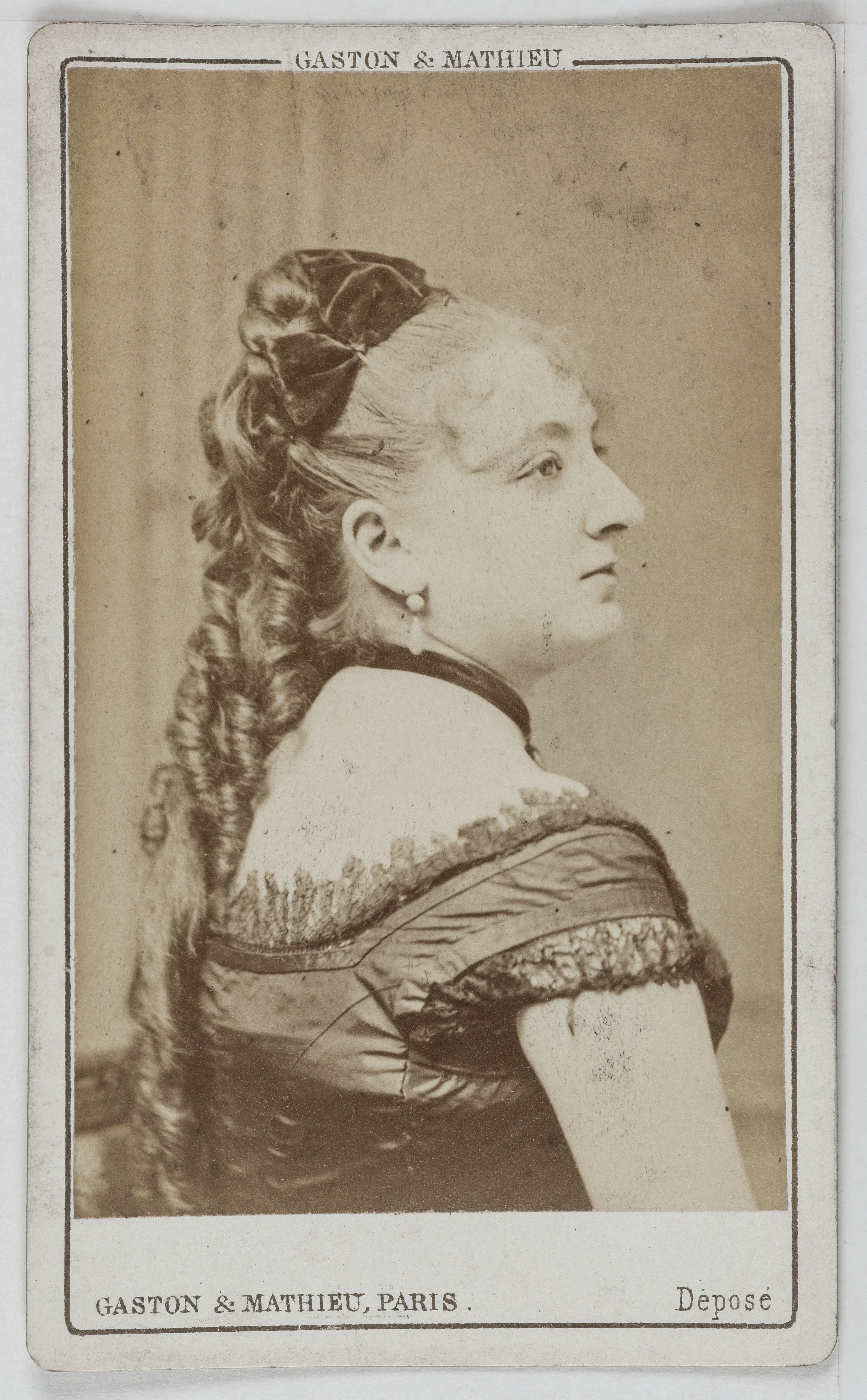 Mathieu & Cie Gaston, Portrait de Noémie (cadetti), actrice au théâtre de l'Eldorado.