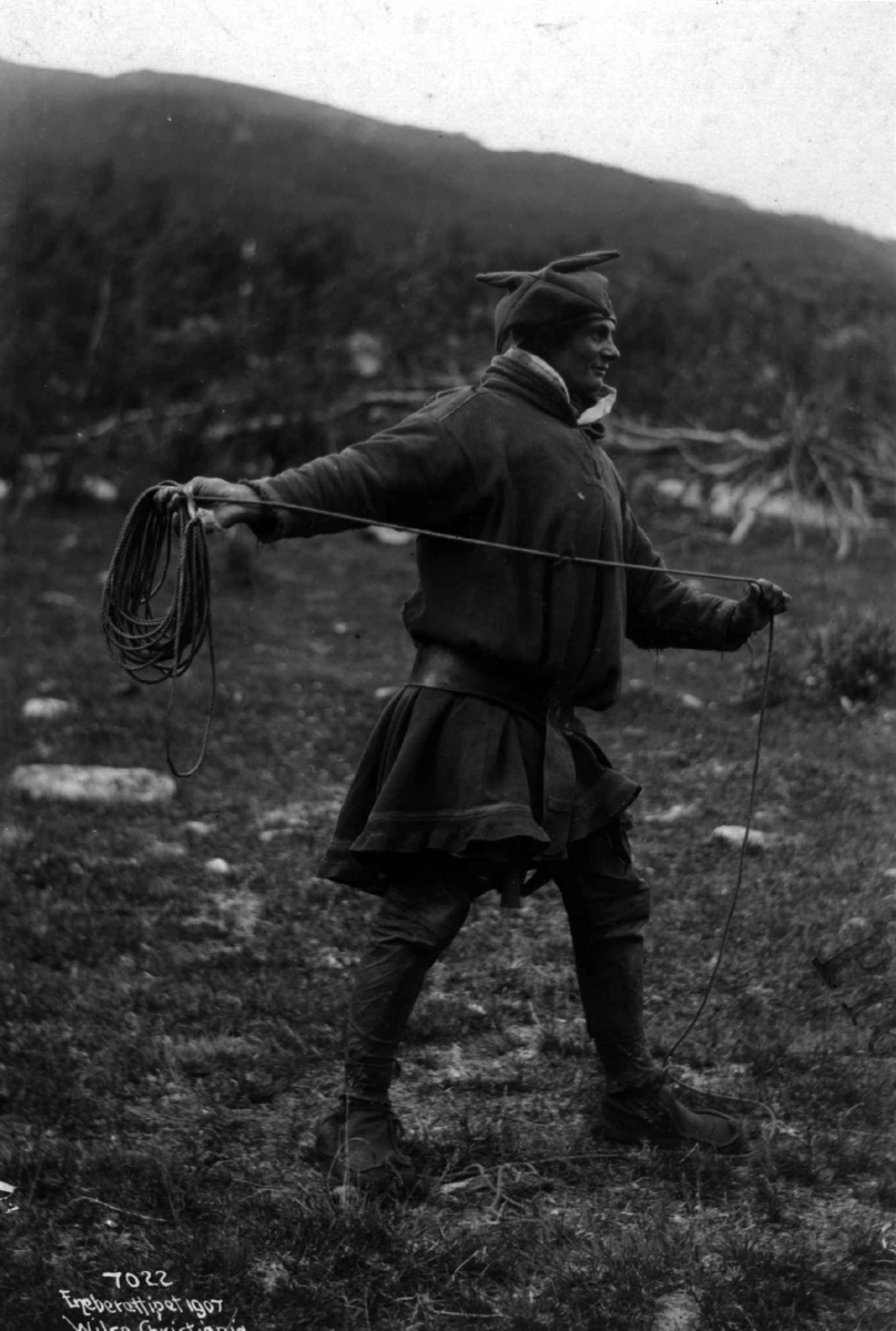 Anders Beer Wilse, Same demonstrerer lassokasting. Muligens i Kautokeino, 1907.