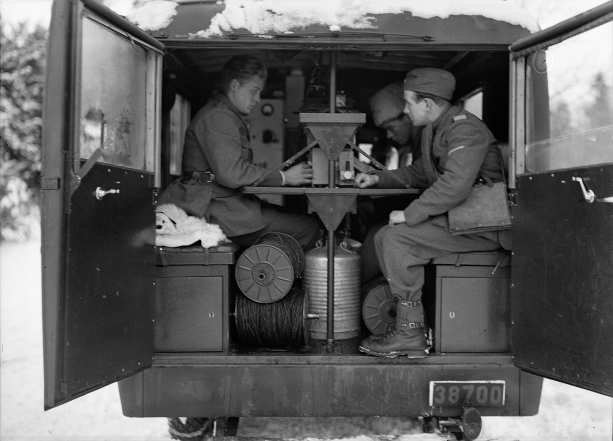 Paul Sandberg, "2,500 man på upländsk manöver. Realistisk strid under morgontimmarna i dag i trakten av Järlåsa", Uppland december 1942