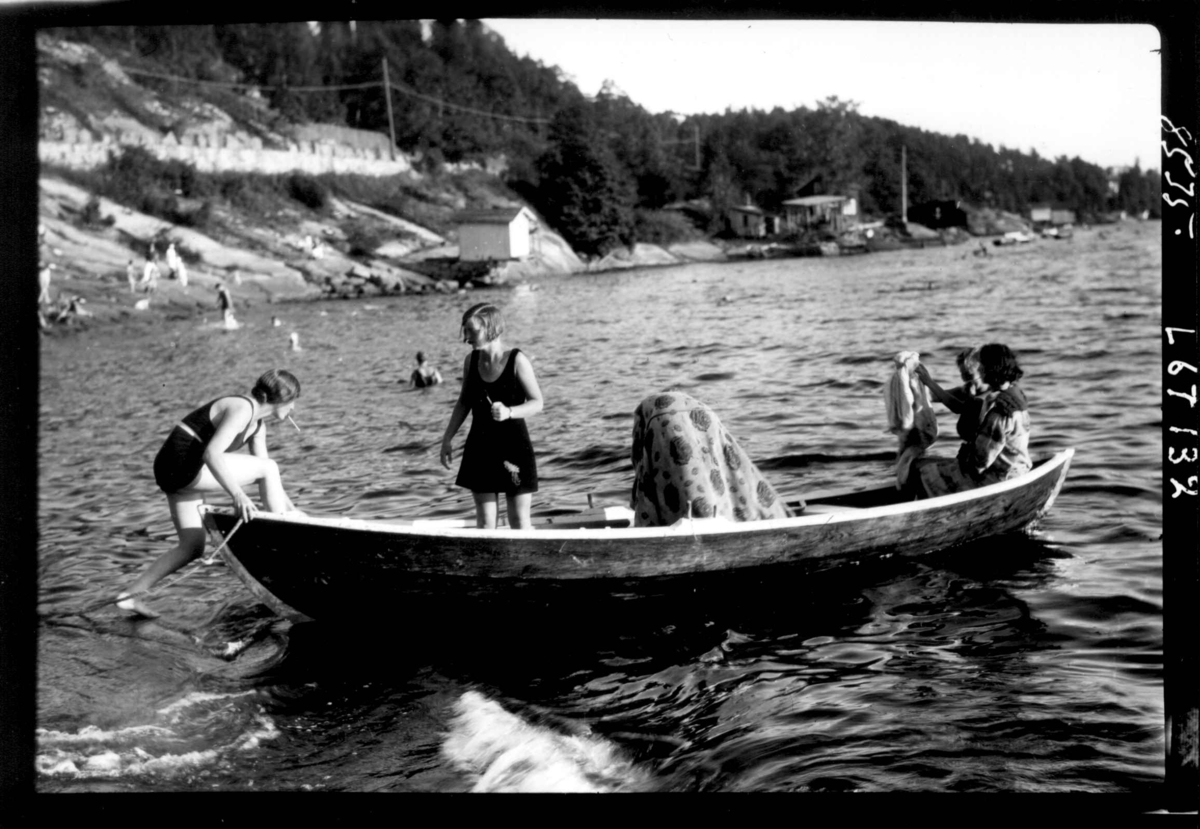 Hermann Christian Neupert, Badeliv. Kvinner i badetøy ute i båt. Badehus i bakgrunnen.