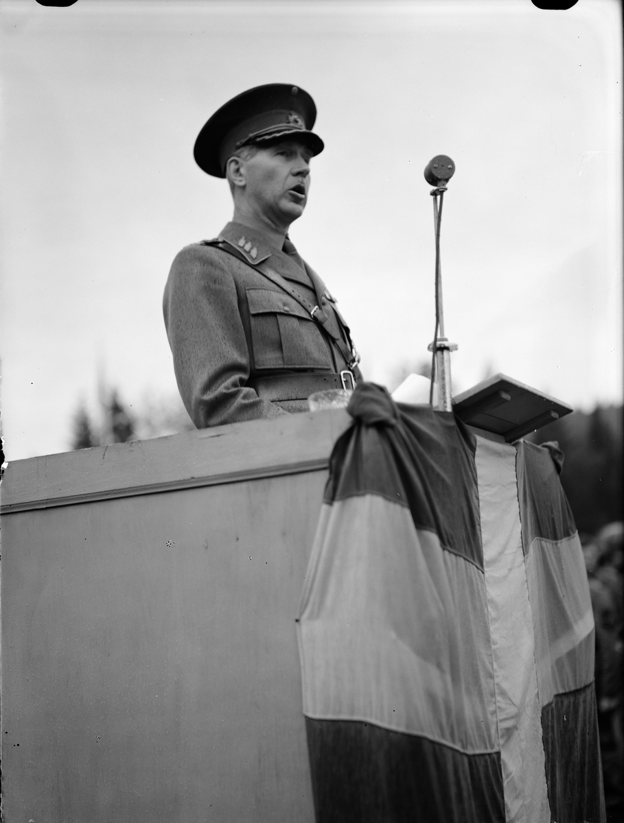 Paul Sandberg, “Flag party in wetting became impressive manifestation” - Major General Douglas speaks, National Day Celebration at the Students Sports Square, Uppsala June 1943
