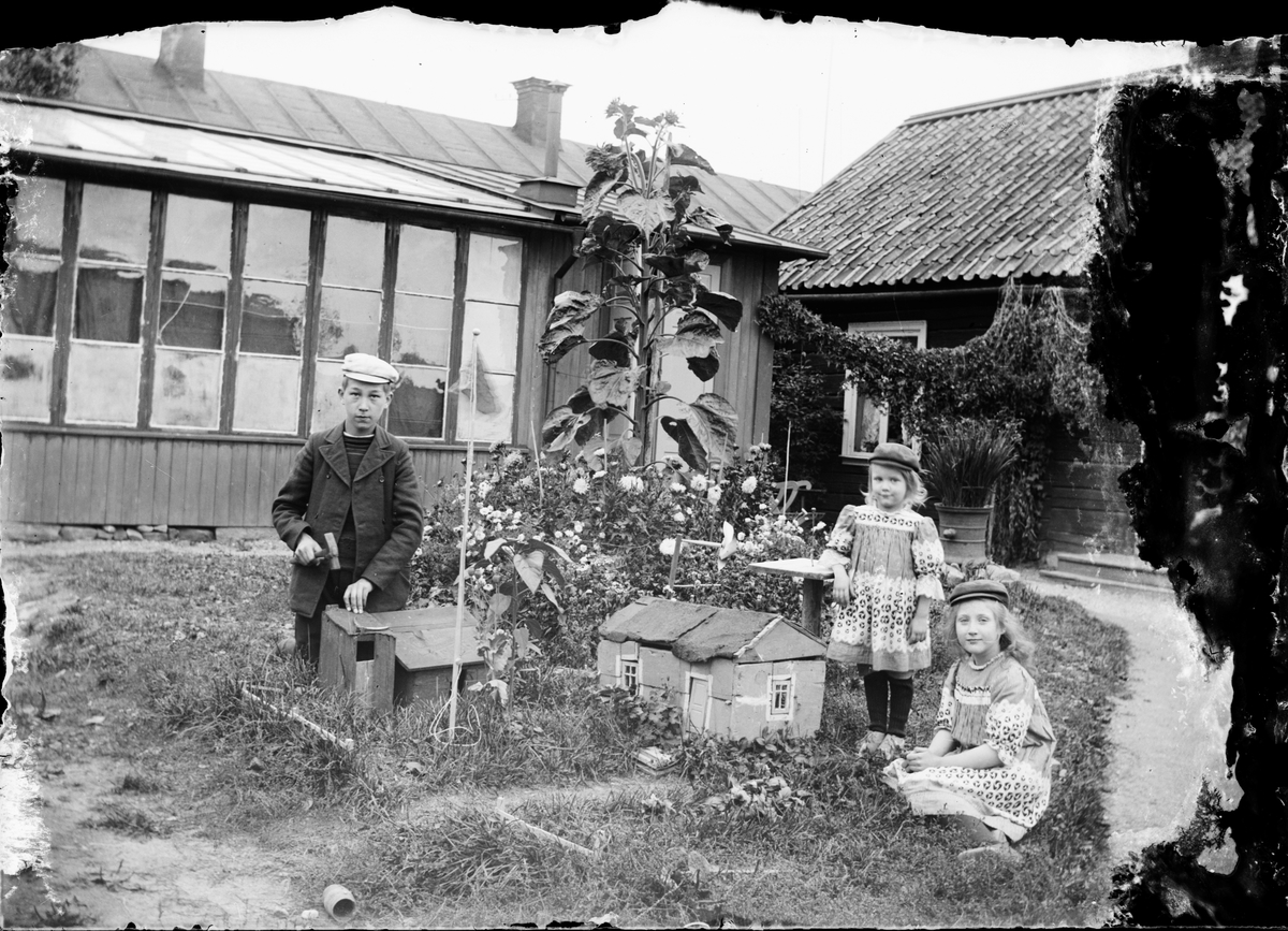 Skötsner-Edhlund, Josef, Sara och Tyra Edhlund leker i trädgården, Guldskäret, Östhammar, Uppland