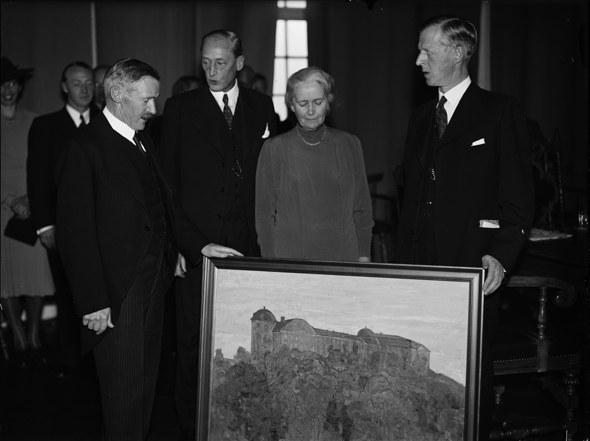 Paul Sandberg, Landssekreterare Elias Stenius och landskamrer K Sandelin överlämnar en oljemålning av konstnären Gusten Widerbeck till den avgående landshövdingen Sigfrid Linnér och hans hustru Elisabeth