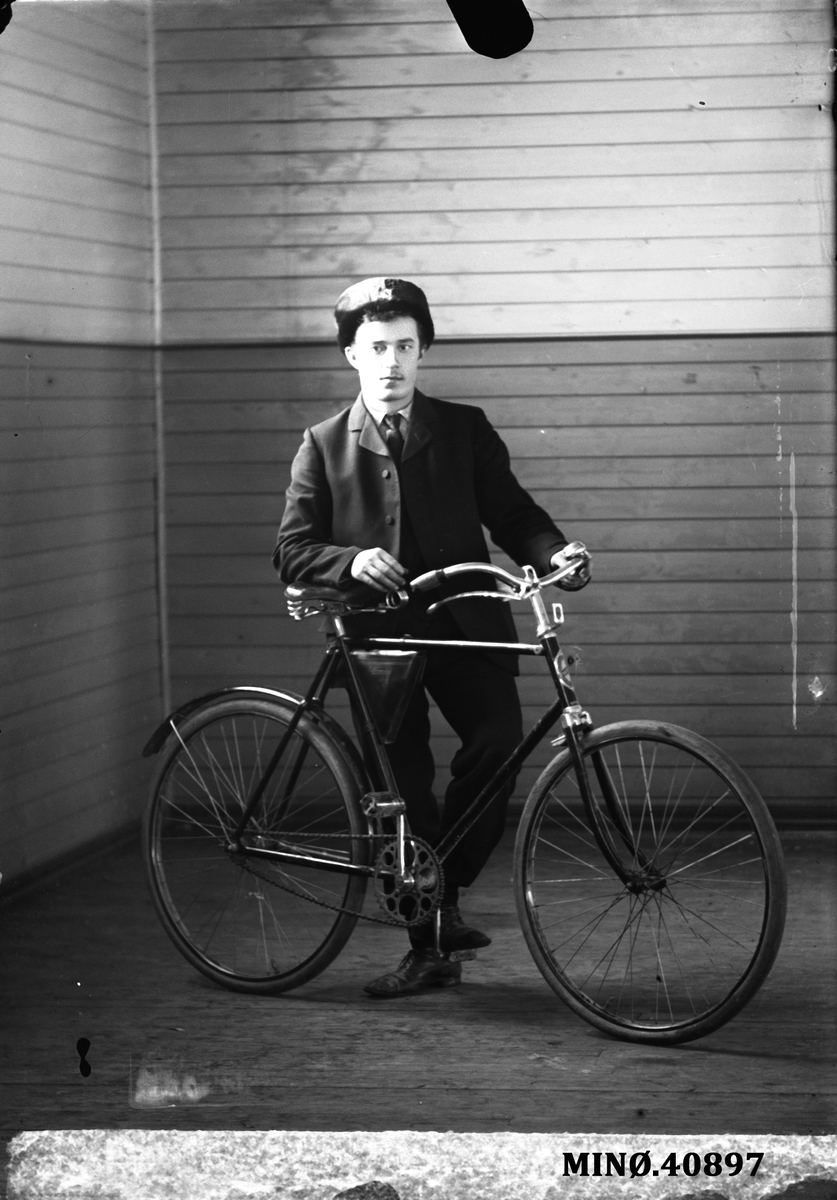 Oscar Holte, Portrett av mann med sykkel - A.W. Erikson
