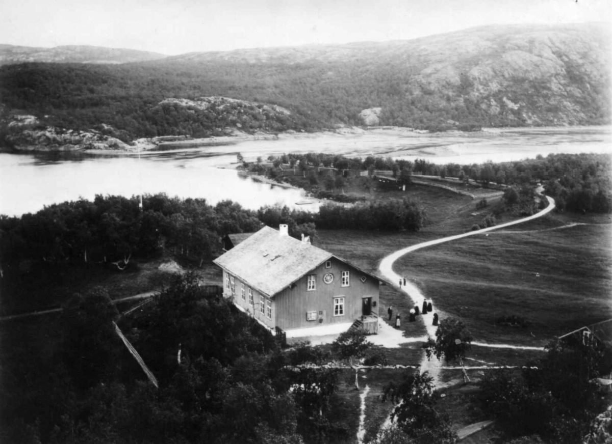 Ellisif Rannveig Wessel, Lensmann Klercks gård, Elvenes, Sør-Varanger, Finnmark, 1890-årene.