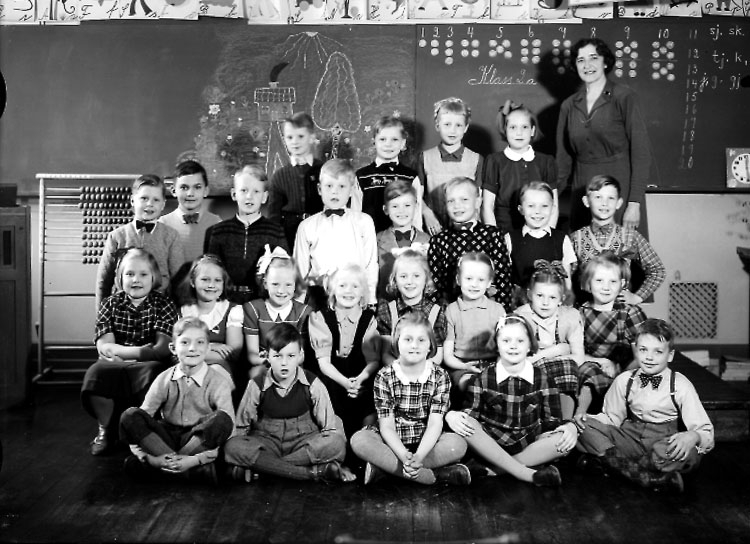 Sven Lindskog, Olaus Petriskolan, klassrumsinteriör, 25 skolbarn med lärarinna fröken Anna Thyresson. Klass 2a, sal 3.