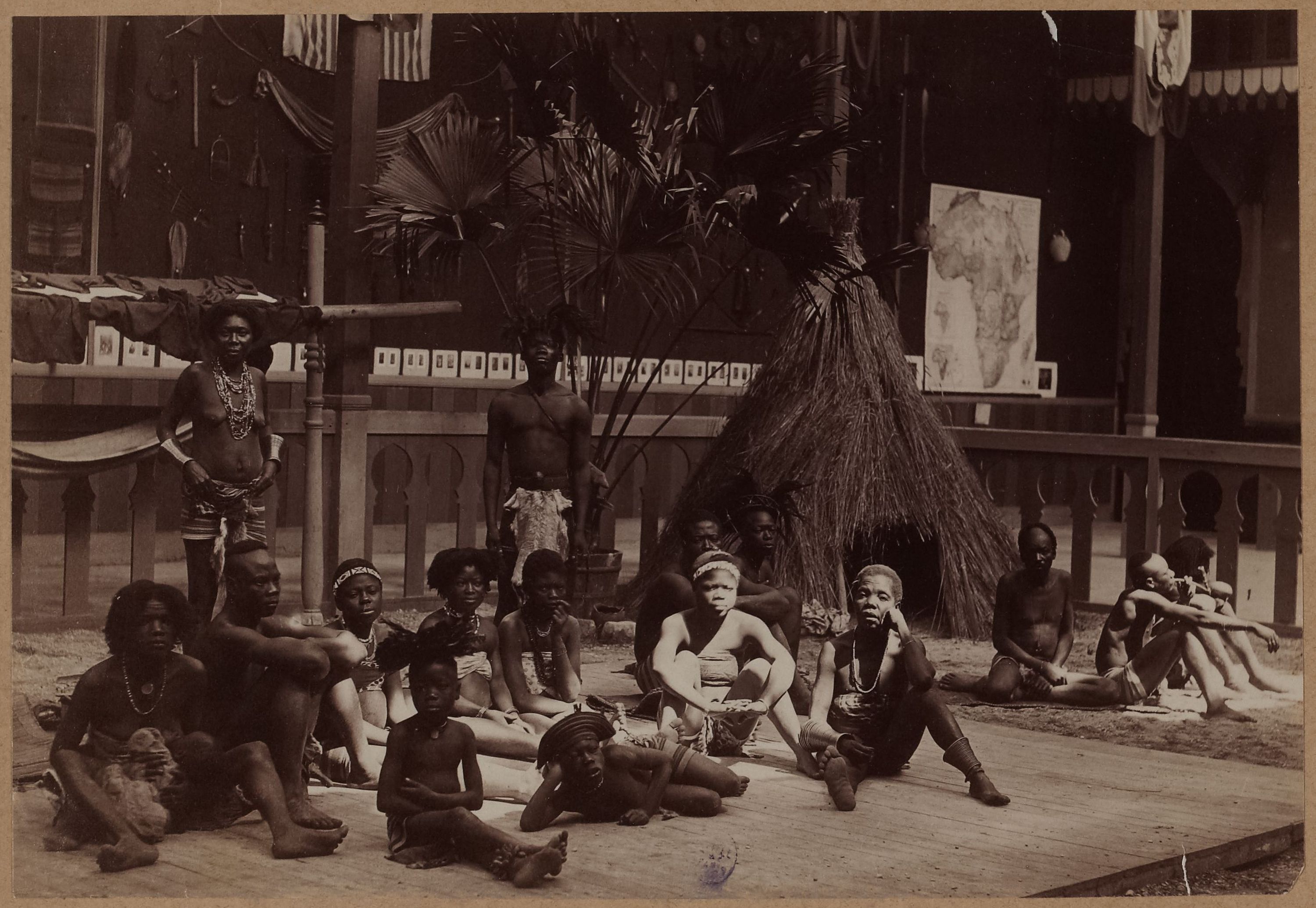 Anonyme, Exposition universelle de 1889, groupe de canaques.